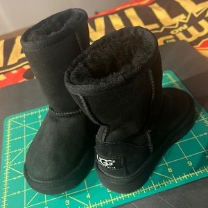 UGG Australia Classic Short Sheepskin Boots Kids Youth Size 8